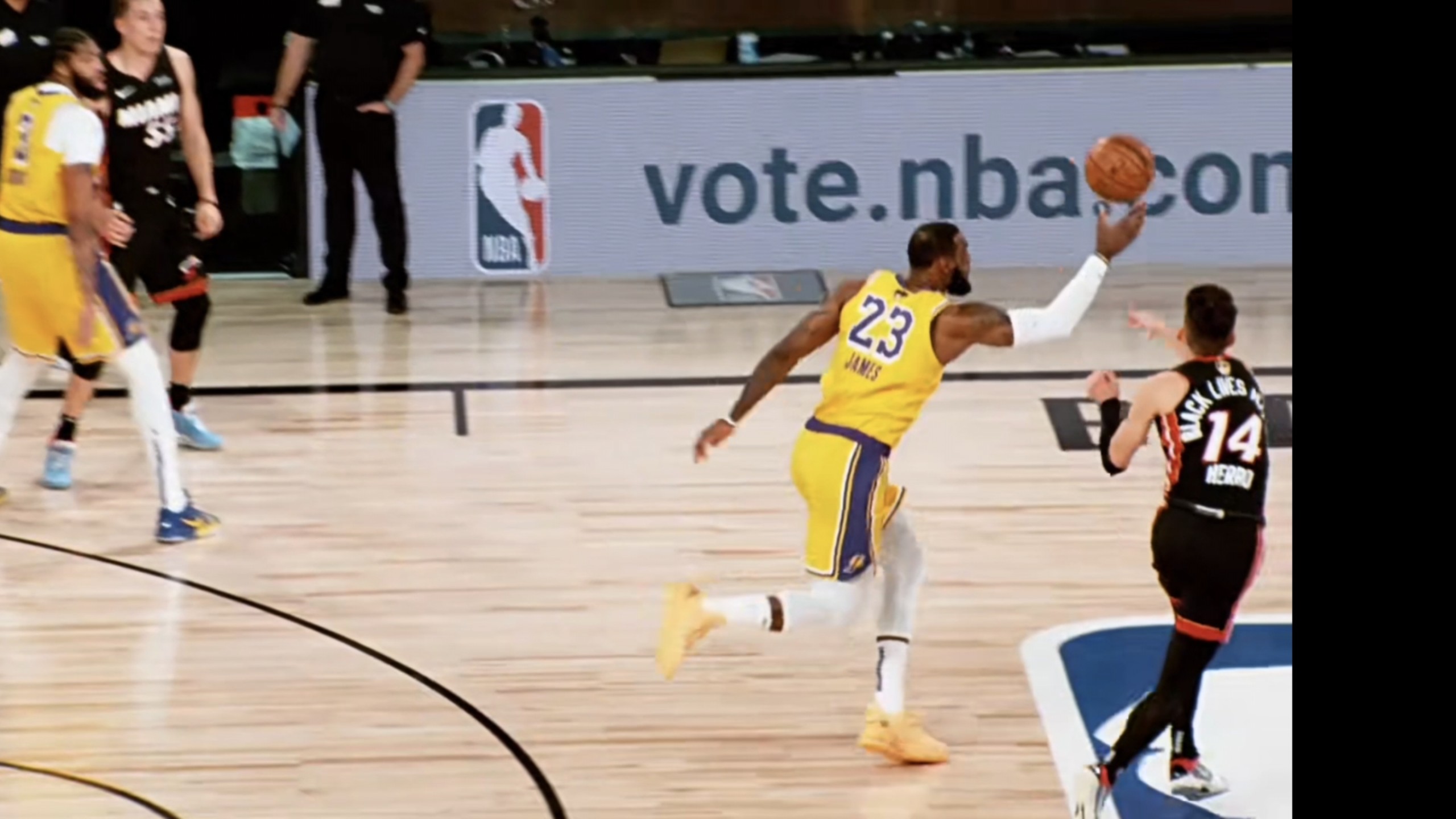 亚博-包含詹姆斯迎来十赛季高光表现，美国队球迷沸腾！的词条